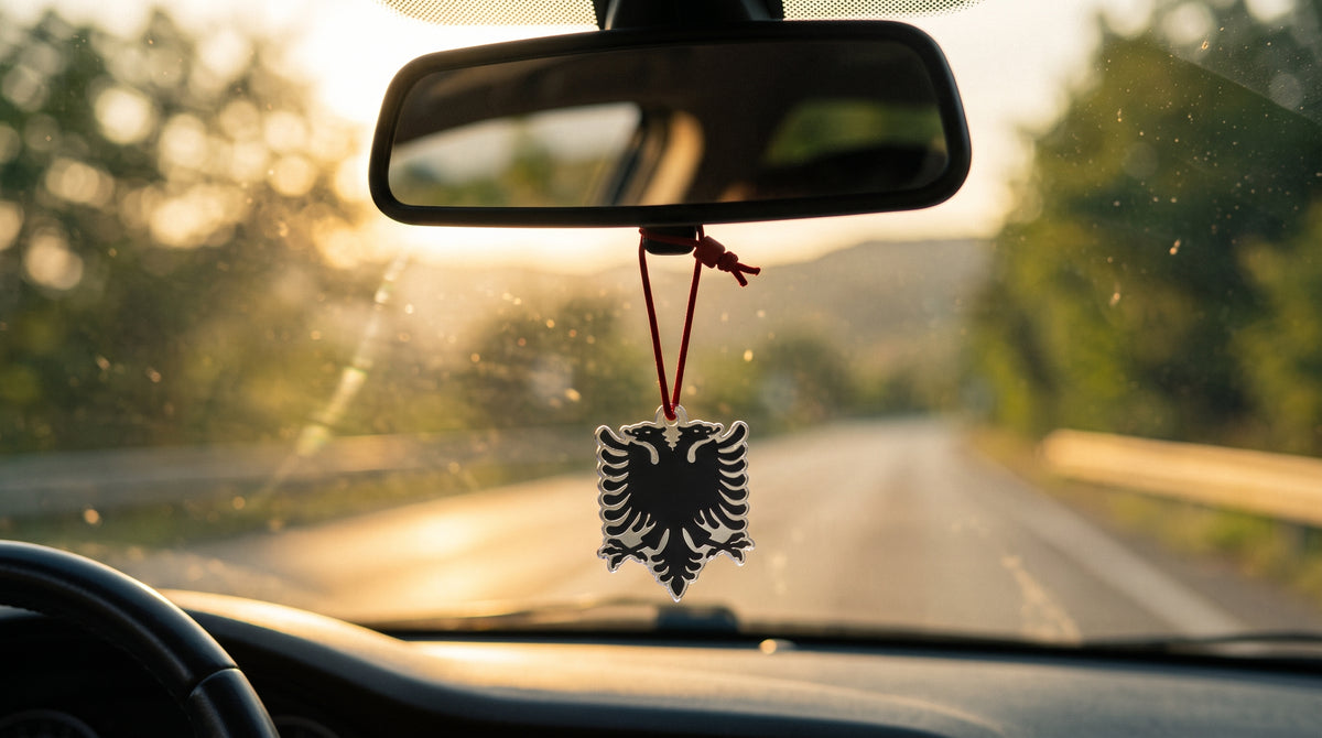 Am Rückspiegel. Auf jeder Fahrt.